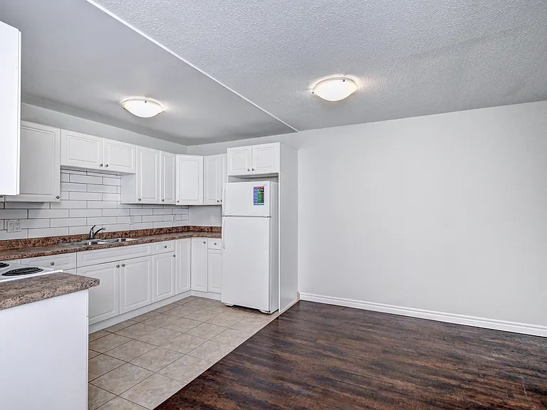 270 Waterloo Ave — Photo 13