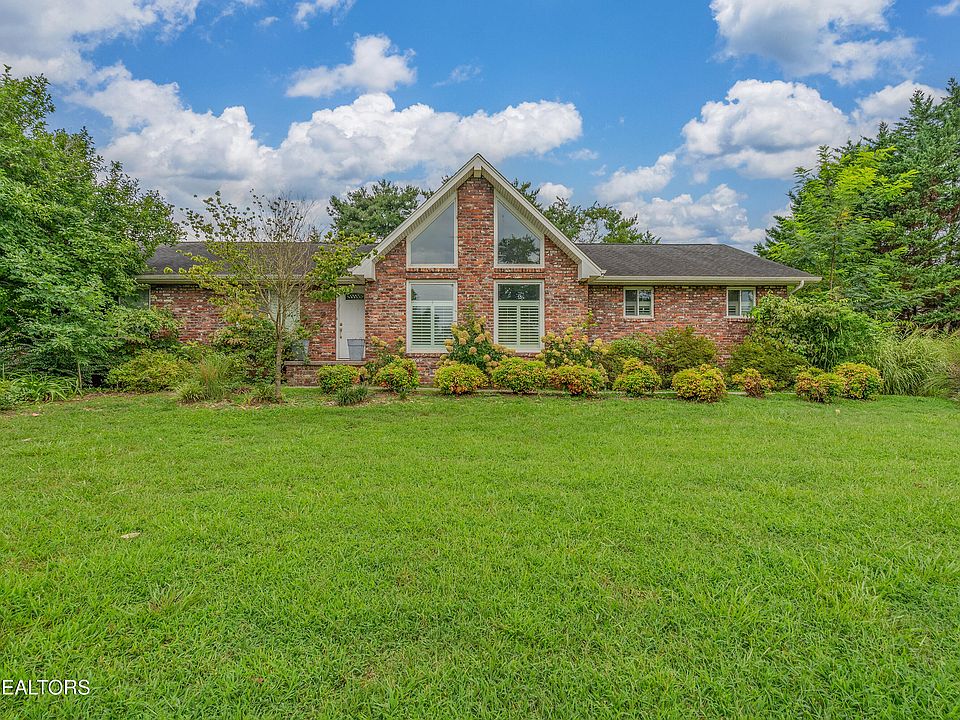 1st image of 951 Foster Dr