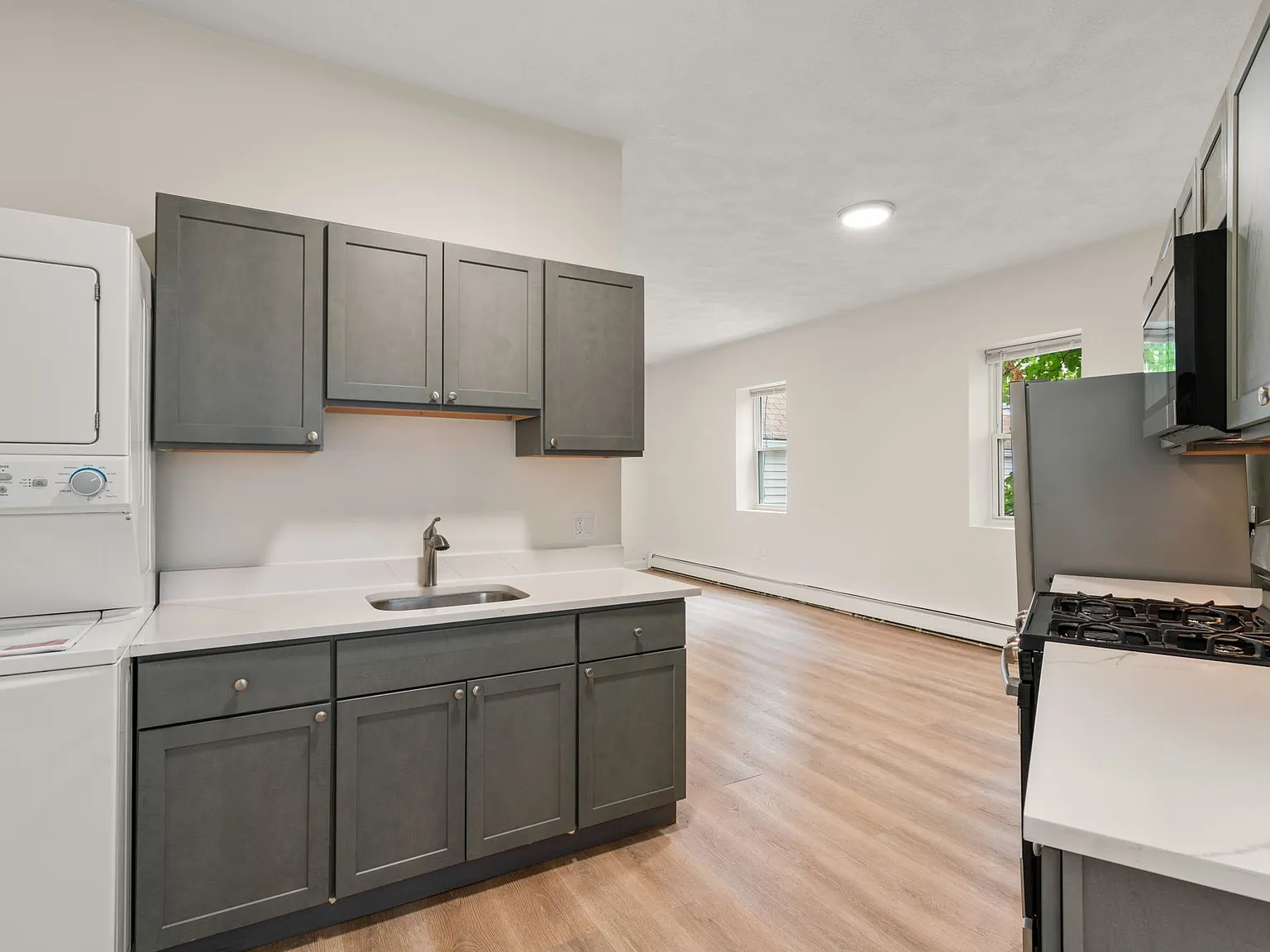 2 bed, 1000 sqft, $2,600 — Photo 2