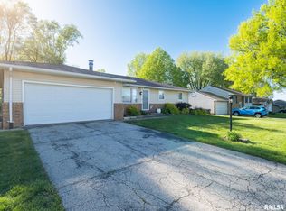 37 Rainbow Dr, Pekin, IL 61554