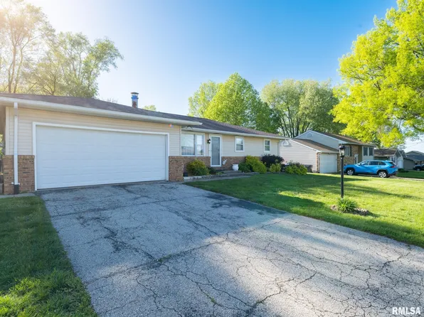 37 Rainbow Dr, Pekin, IL 61554