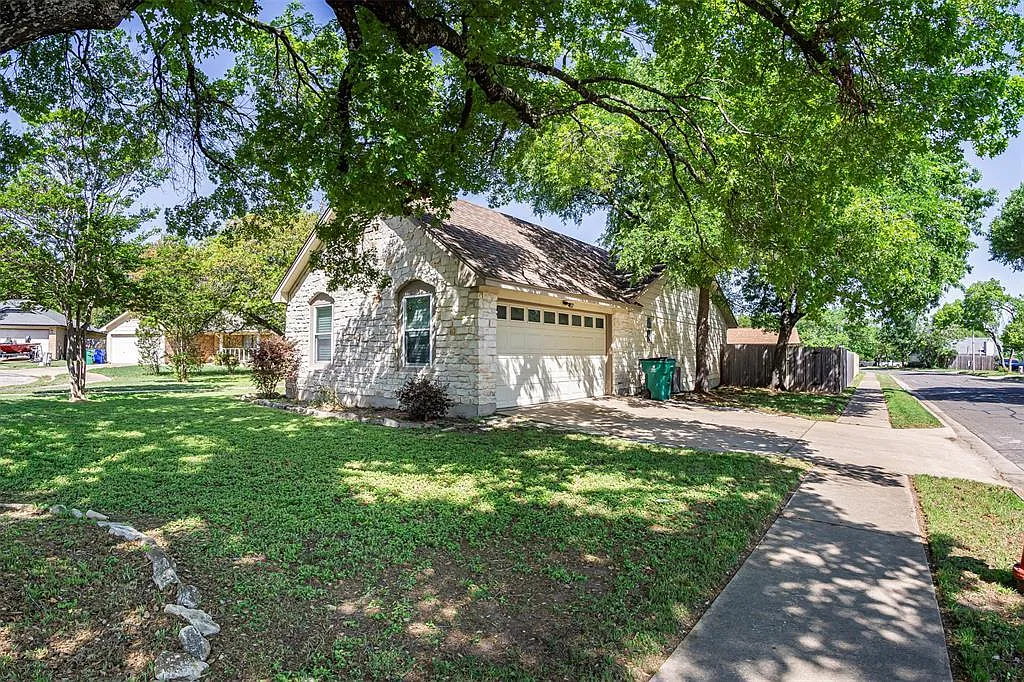 3 bed, 2.0 bath, 1672 sqft, $2,300 — Photo 4