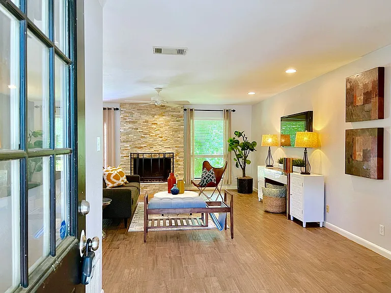 11409 Catalonia Dr — Photo 2