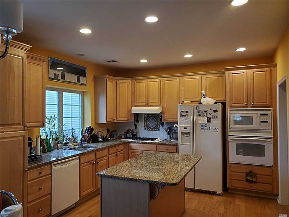 3rd image of 8 Oakhurst Ct