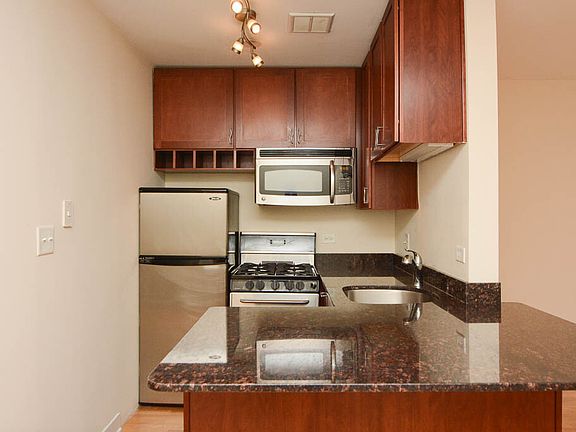 2nd image of 625 W Wrightwood Ave #D912
