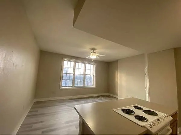 San Regis Apartments — Photo 6