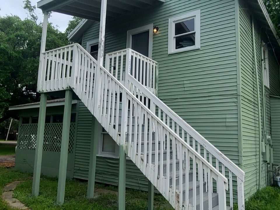 Upstairs apartment, This inviting space is perfect for relaxation, complete with ample natural light and a comfortable vibe. Located in a convenient neighborhood, you'll have easy access to local amenities.