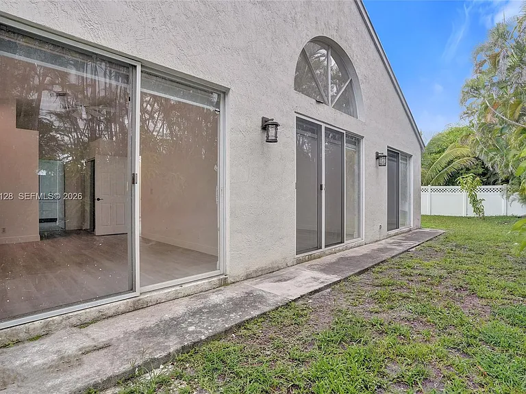 6931 NW 34th St — Photo 34