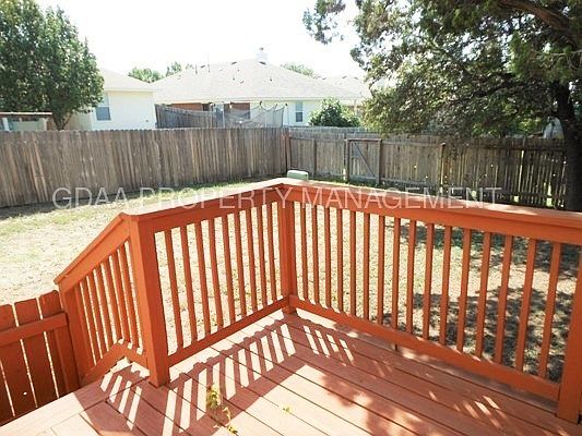 3rd image of 902 Woodview Dr
