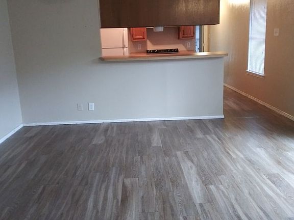 2nd image of 603 Gardenview Cir