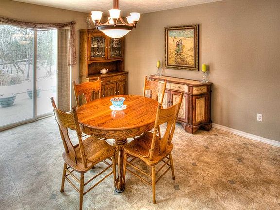 5th image of 721 S Evergreen Dr