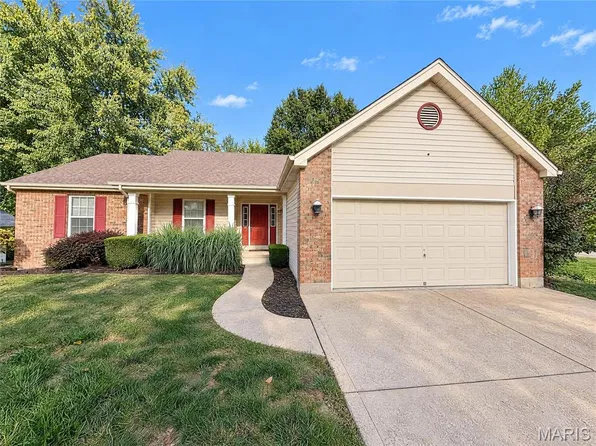 1025 Seine Dr, Lake Saint Louis, MO 63367