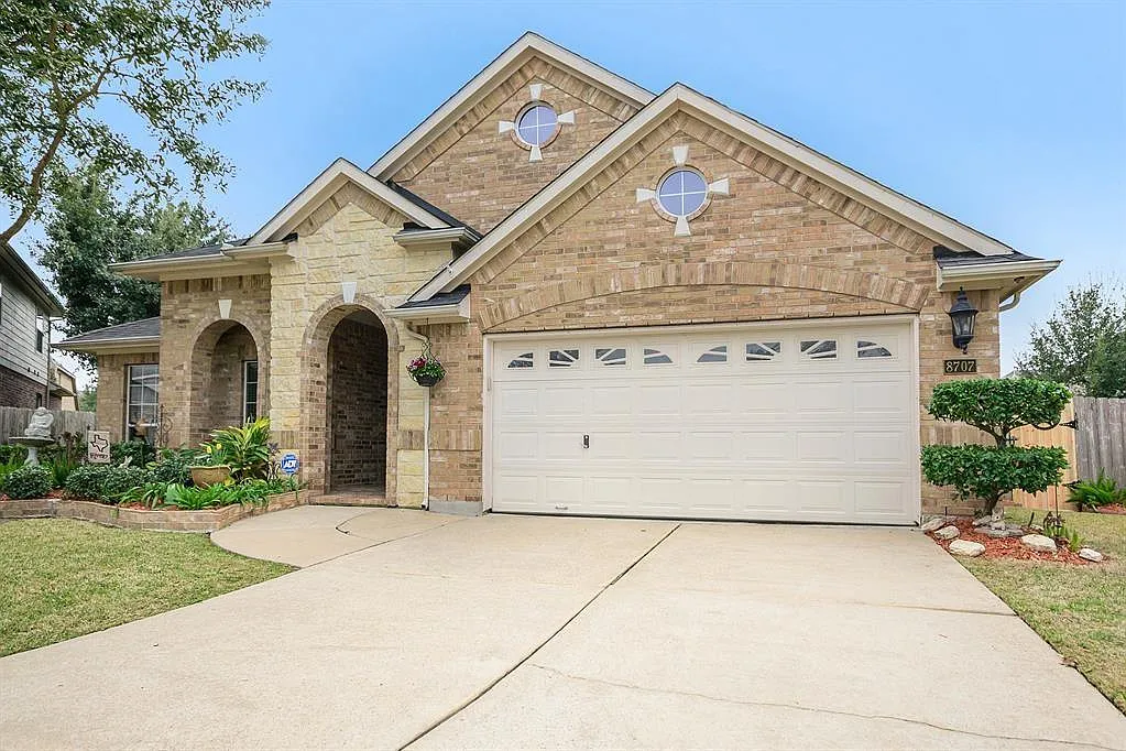 3 bed, 2.0 bath, 2300 sqft, $2,195 — Photo 3