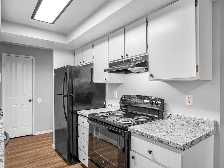 River Court Apartments - Updated Units With A View! — Photo 18