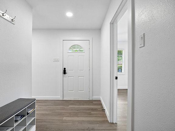 4th image of 815 Wisteria Way
