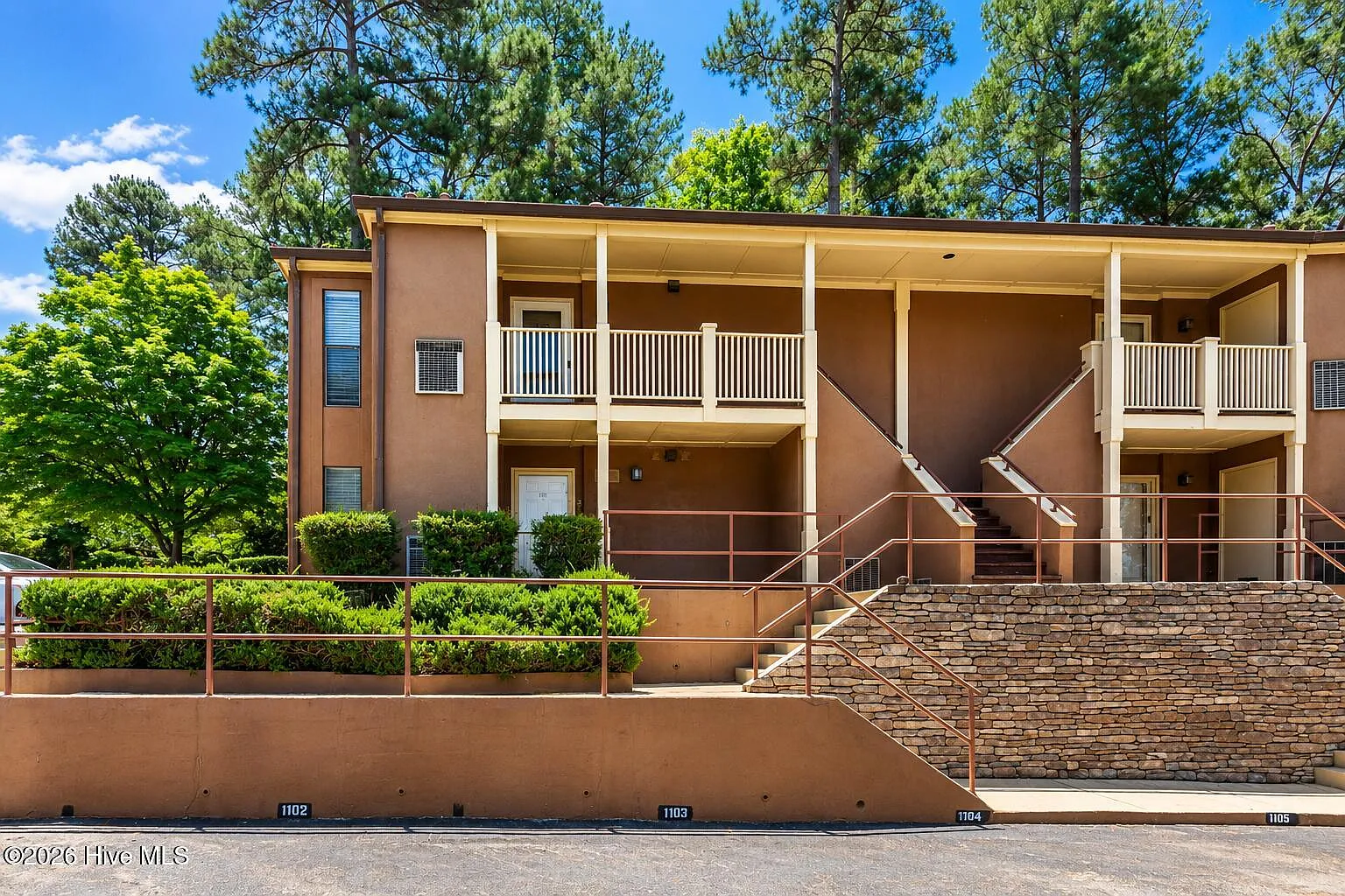 1 bed, 1.0 bath, 998 sqft, $1,050 — Photo 1