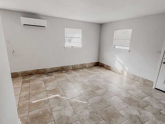 2nd image of 701 Oaklawn St #6