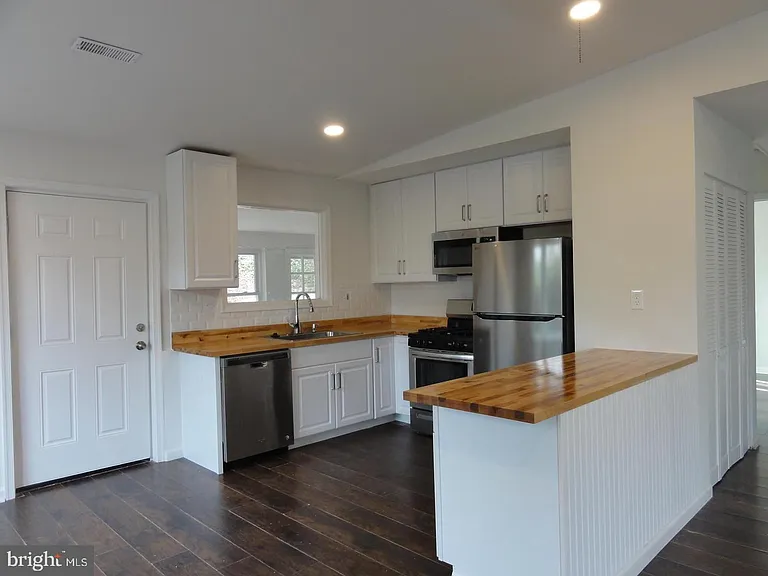 7029 Woodley Ln — Photo 4
