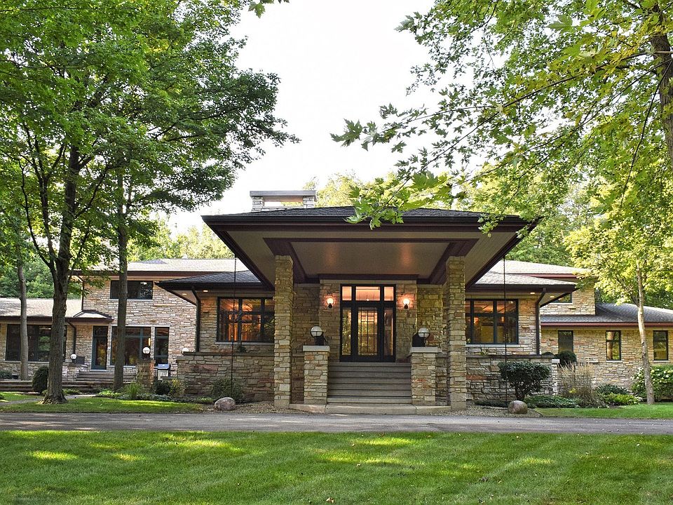 Custom Prairie-Style Architectural Stunner!