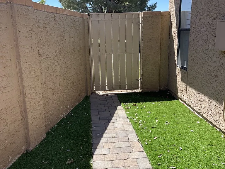 E Winchcomb Dr — Photo 13