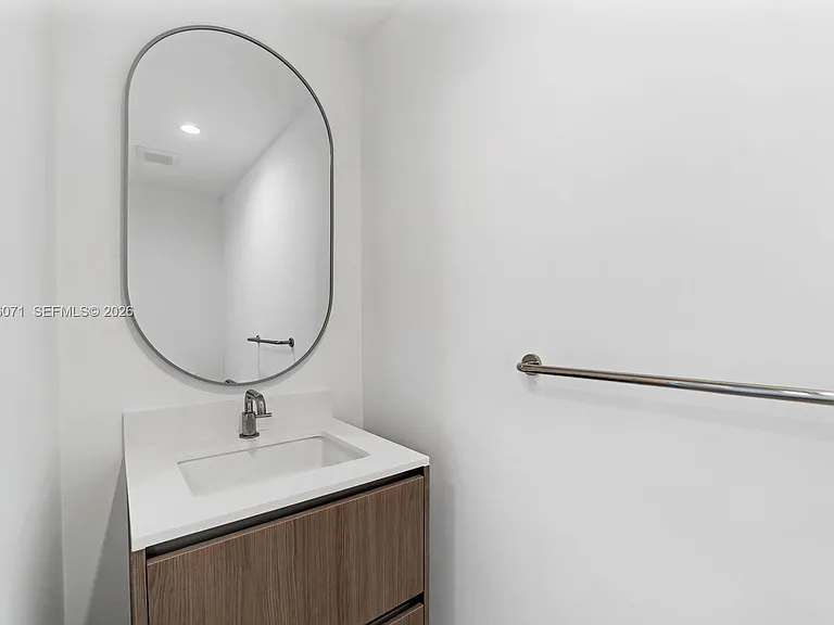 9221 E Bay Harbor Dr #610 — Photo 20