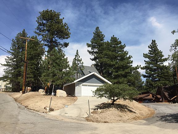 5th image of 649 Dahlia Dr
