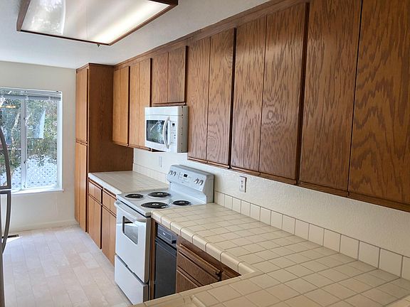 4th image of 565 Mountain View Dr APT 8