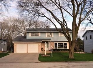 1129 E Juniper Ln, Mount Prospect, IL 60056