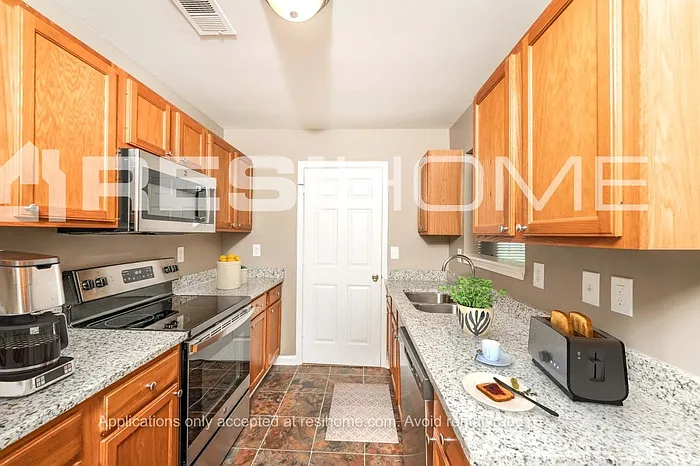 1041 Georgetown Ln — Photo 3