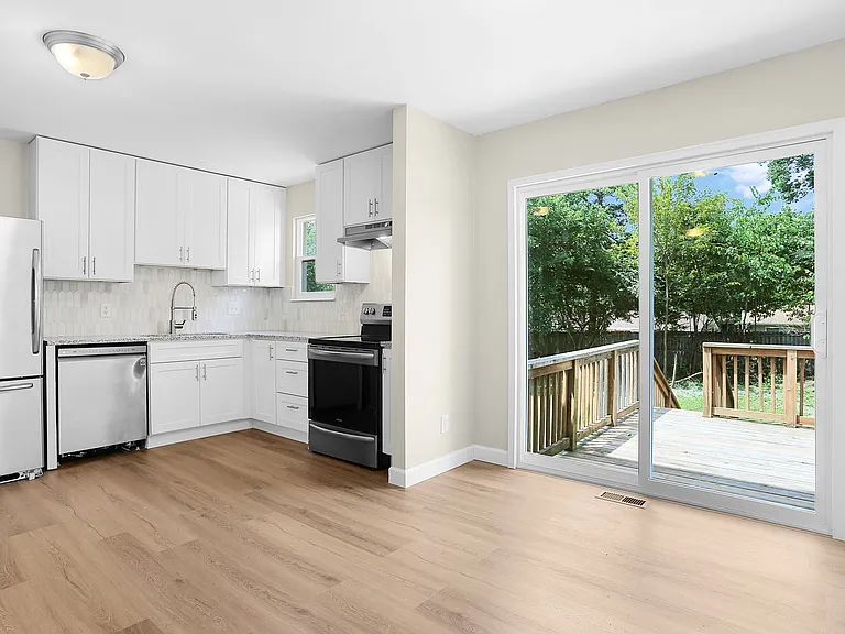 1235 Kings Trail Ln — Photo 4