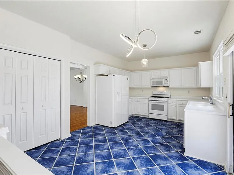 490 Chippenham Ct — Photo 17
