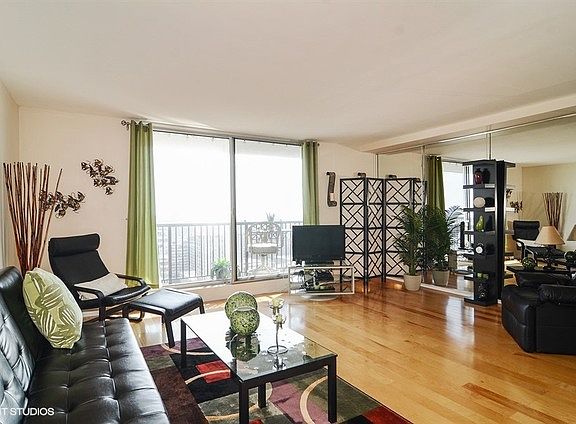 4th image of 5855 N Sheridan Rd APT 23E