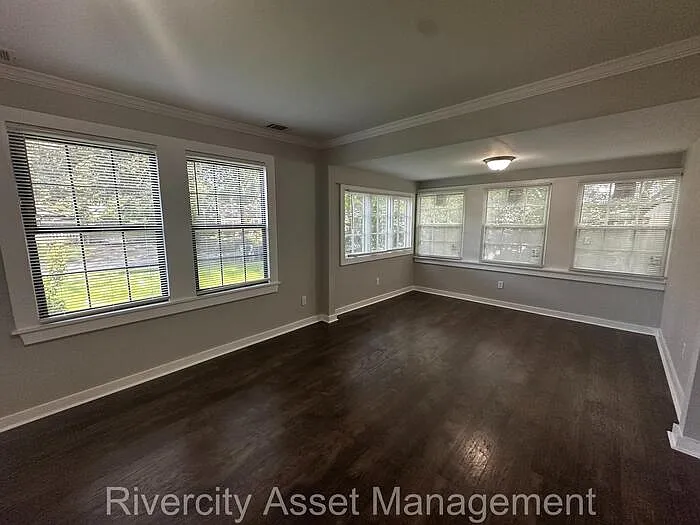 554 Sandridge St — Photo 5