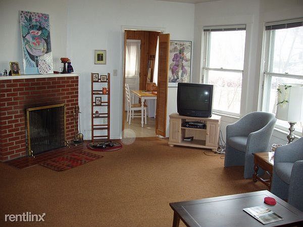 818 1 living room towards kitchen