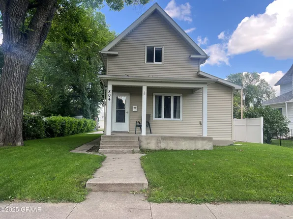 804 N 5th St, Grand Forks, ND 58203