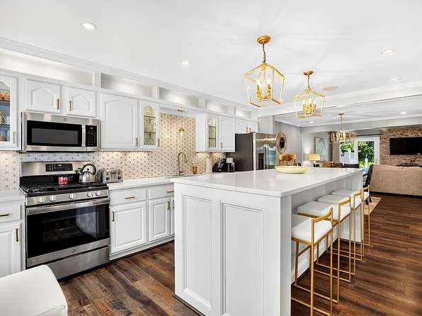 4 Farnwood Rd, Mount Laurel, NJ 08054