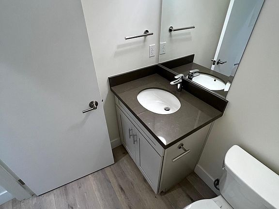 4th image of 314 W 6th St #301