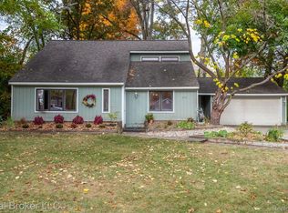 2753 Buena Vista Dr, Highland, MI 48356