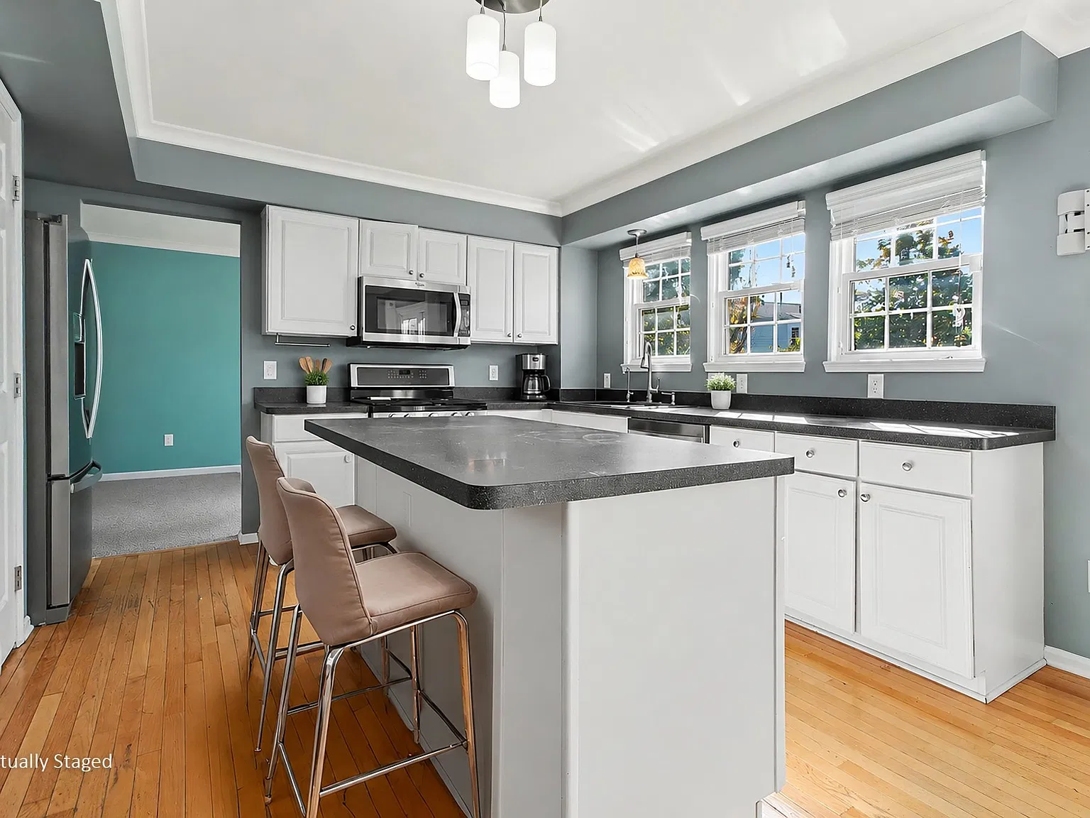 3 bed, 2451 sqft, $3,000 — Photo 4