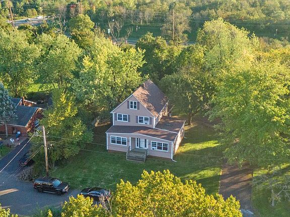 4th image of 15 Orris Ave