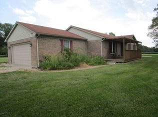 752 Cherrybark Ln, Flora, IL 62839