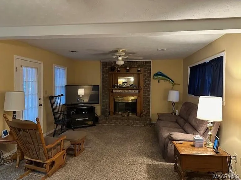 817 Dumont Dr — Photo 2