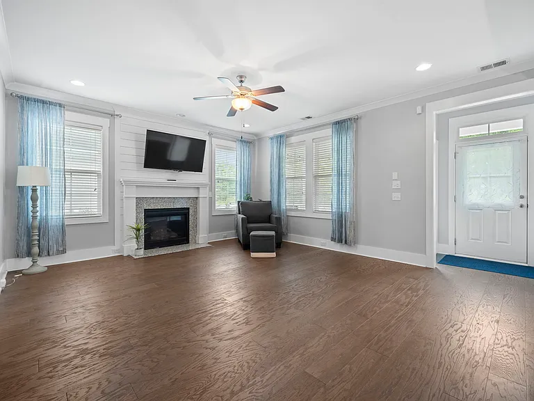414 Hamlet Cir — Photo 10