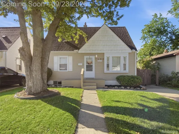 629 W Kalama Ave, Madison Heights, MI 48071