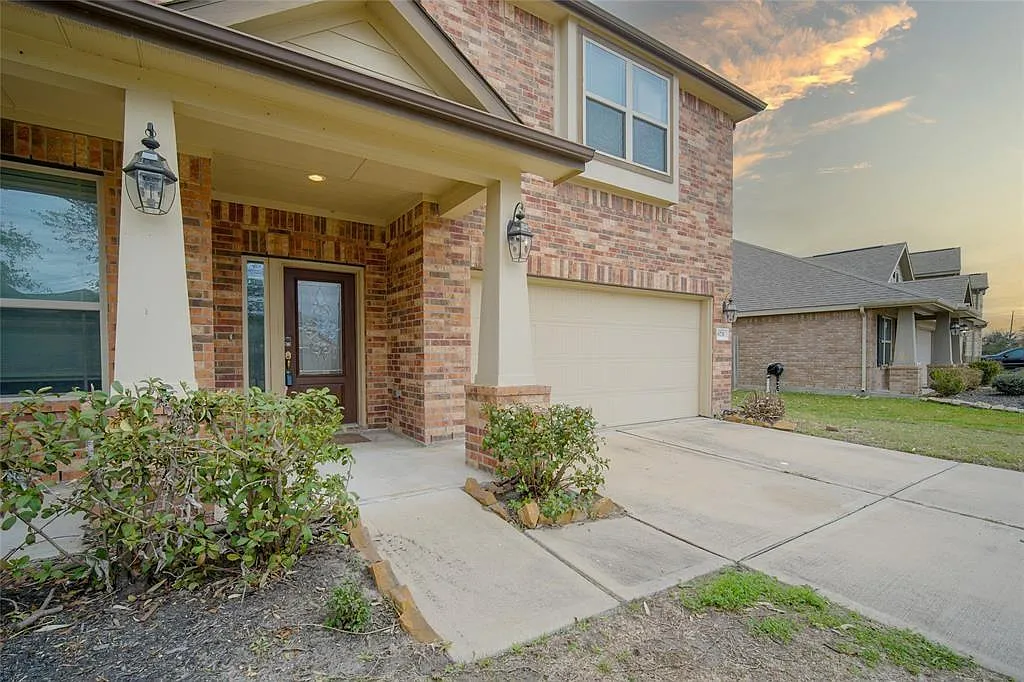 4 bed, 2.5 bath, 2466 sqft, $2,300 — Photo 4