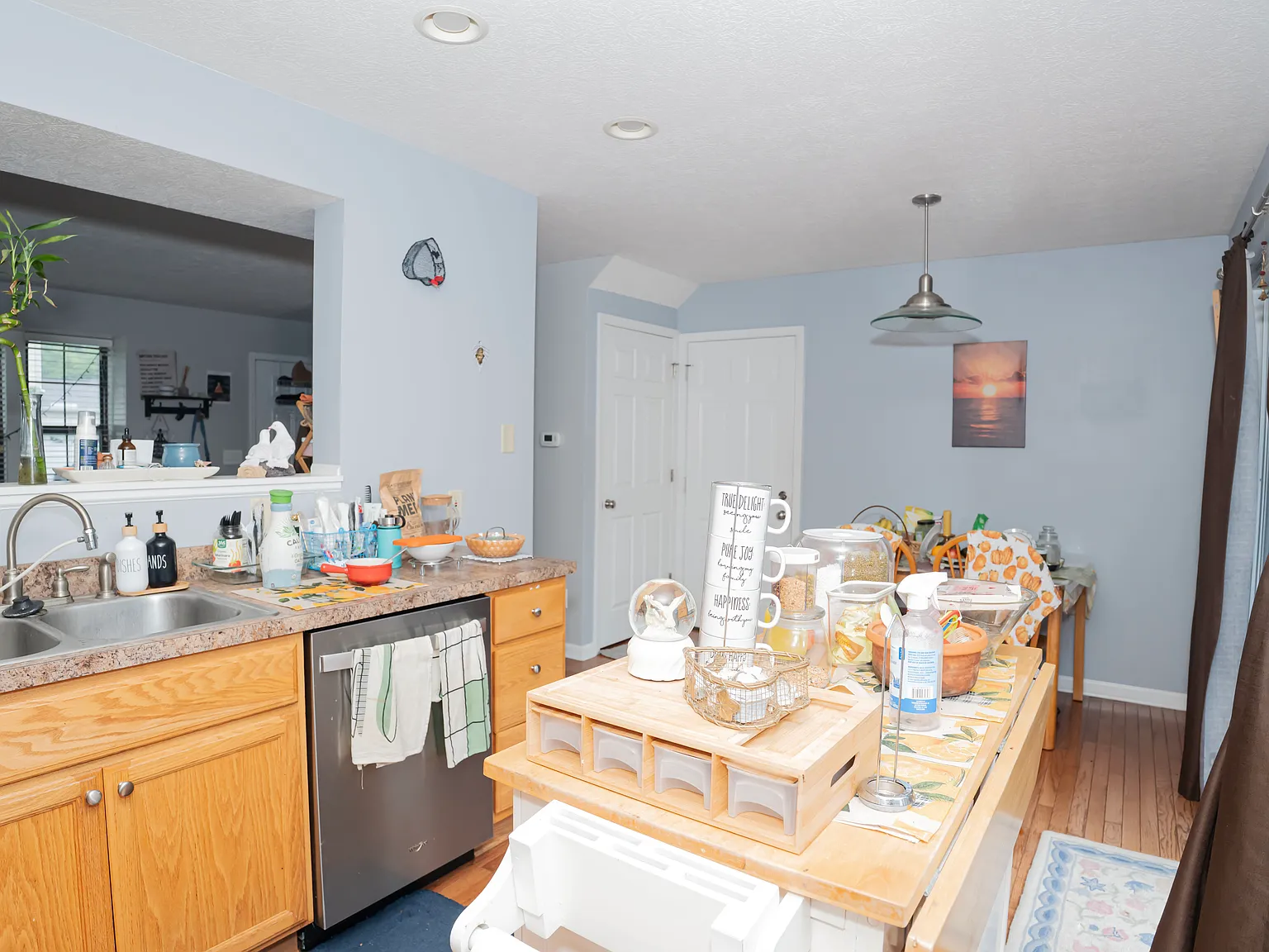 3 bed, 1.5 bath, 1220 sqft, $2,499 — Photo 3