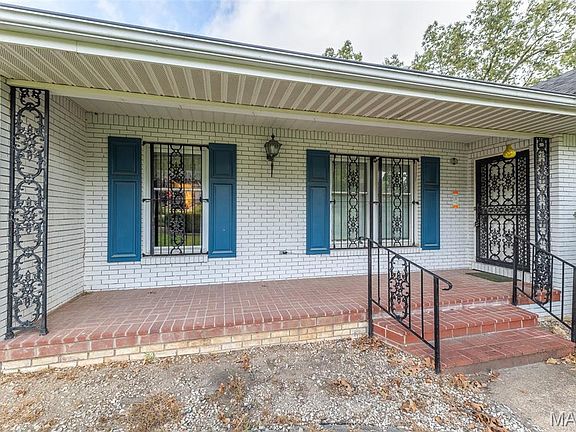 3rd image of 949 Robin Ln