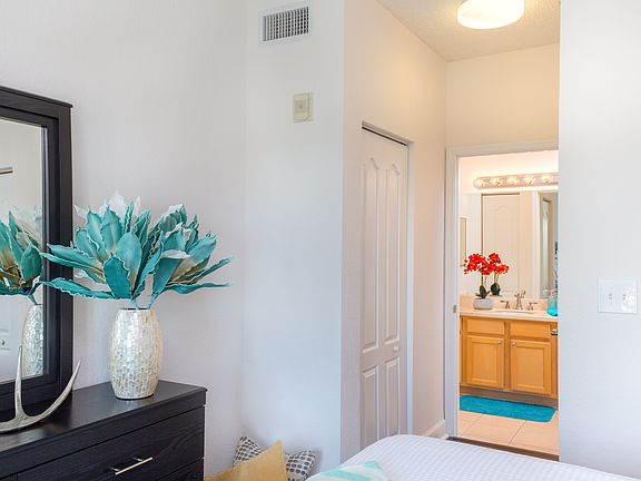 5th image of 6001 SW 70th St APT 207