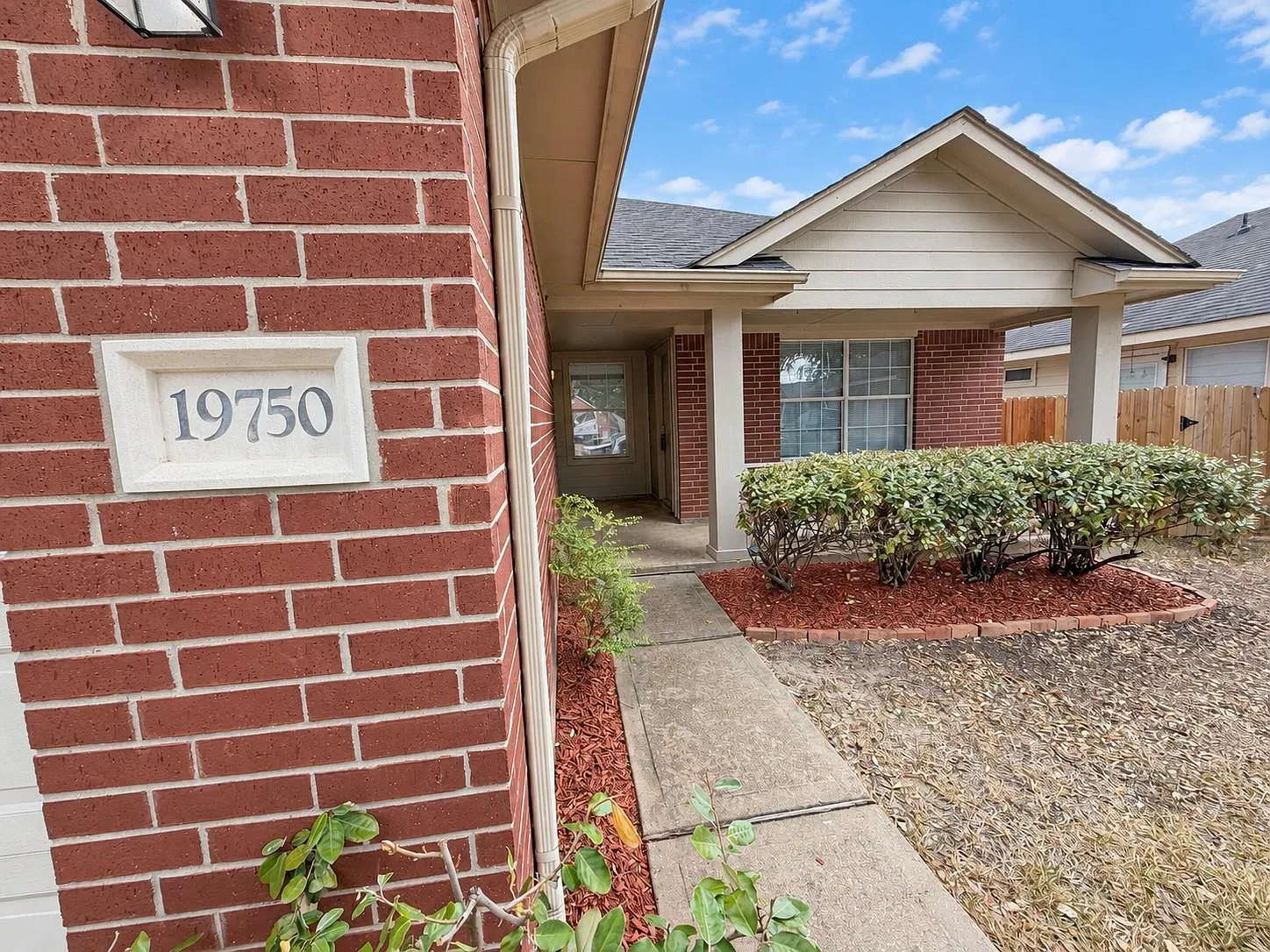 4 bed, 2.0 bath, 1721 sqft, $2,000 — Photo 4