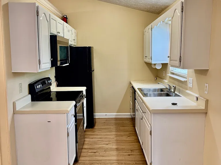 1420 Aldenwood Ln — Photo 4
